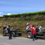 Liburan dengan Mobil Offroad Mengelilingi Kebun Teh dan Danau di Alahan Panjang