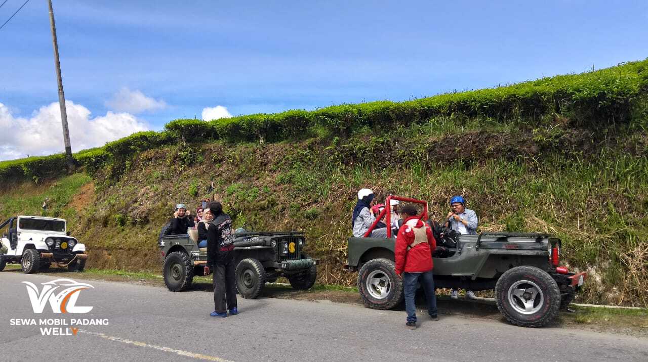 Liburan dengan Mobil Offroad Mengelilingi Kebun Teh dan Danau di Alahan Panjang